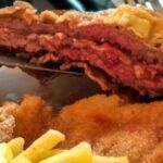 Chef asturiano mostrando un auténtico cachopo elaborado con filetes gruesos de 150 gramos