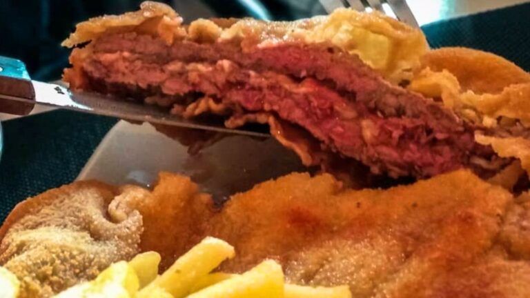 Chef asturiano mostrando un auténtico cachopo elaborado con filetes gruesos de 150 gramos