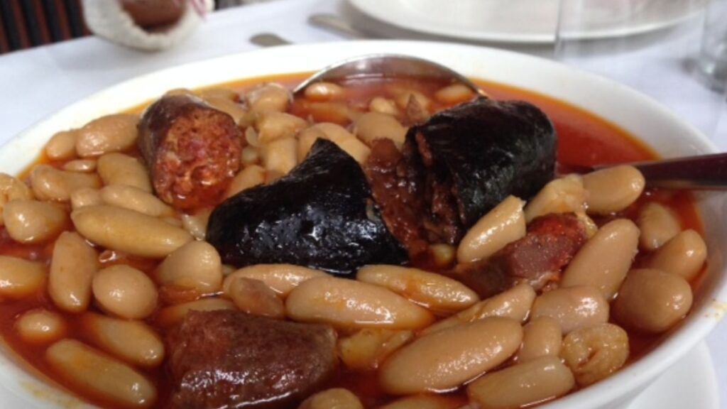 Los cocineros asturianos coinciden: El mayor error al hacer fabada es usar agua del grifo; se necesita asustar las fabas tres veces con agua fría para frenar la cocción del almidón