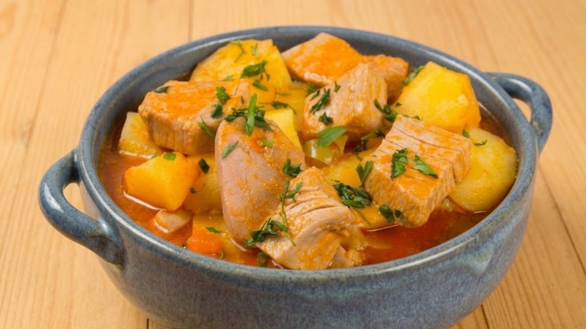 Marmitaco de bonito del norte con patatas preparado siguiendo la técnica tradicional del Cantábrico, añadiendo el pescado con el fuego apagado para mantener su jugosidad.