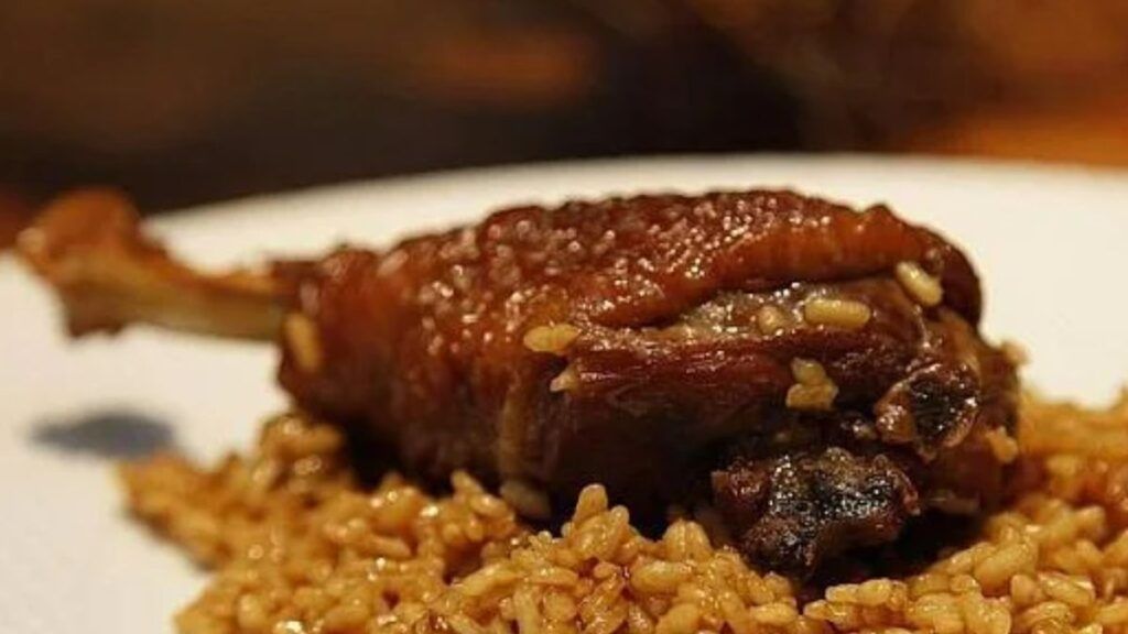 Los cocineros asturianos coinciden: El auténtico pitu de caleya no se puede cocinar en dos horas; la dureza de su musculatura exige una cocción lenta de un mínimo de 4 horas a fuego mínimo