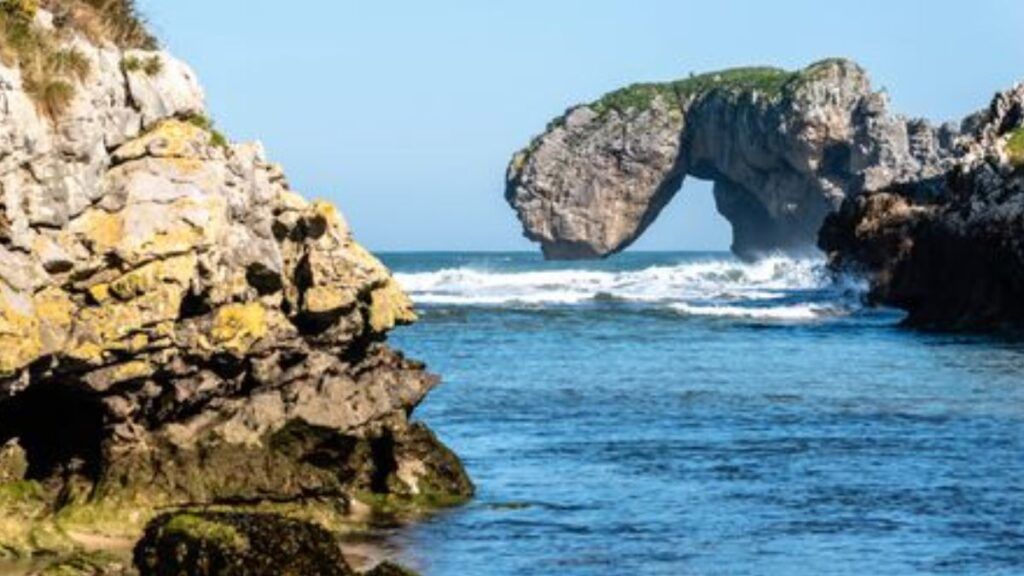 El monumental arco de piedra flotante que desafía las leyes de la gravedad en Asturias