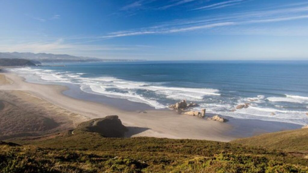La playa más larga de Asturias: 3 kilómetros de paraíso salvaje para correr con tu perro todo el año