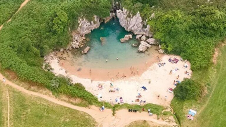Playa de Gulpiyuri, Llanes