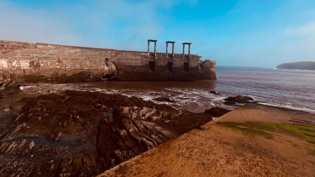 El ‘Mar Rojo’ existe y está en Asturias: la playa que tiñe sus aguas de carmesí brillante.