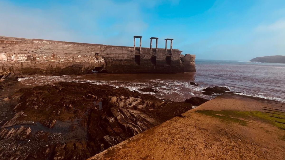 El 'Mar Rojo' existe y está en Asturias: la playa que tiñe sus aguas de carmesí brillante.