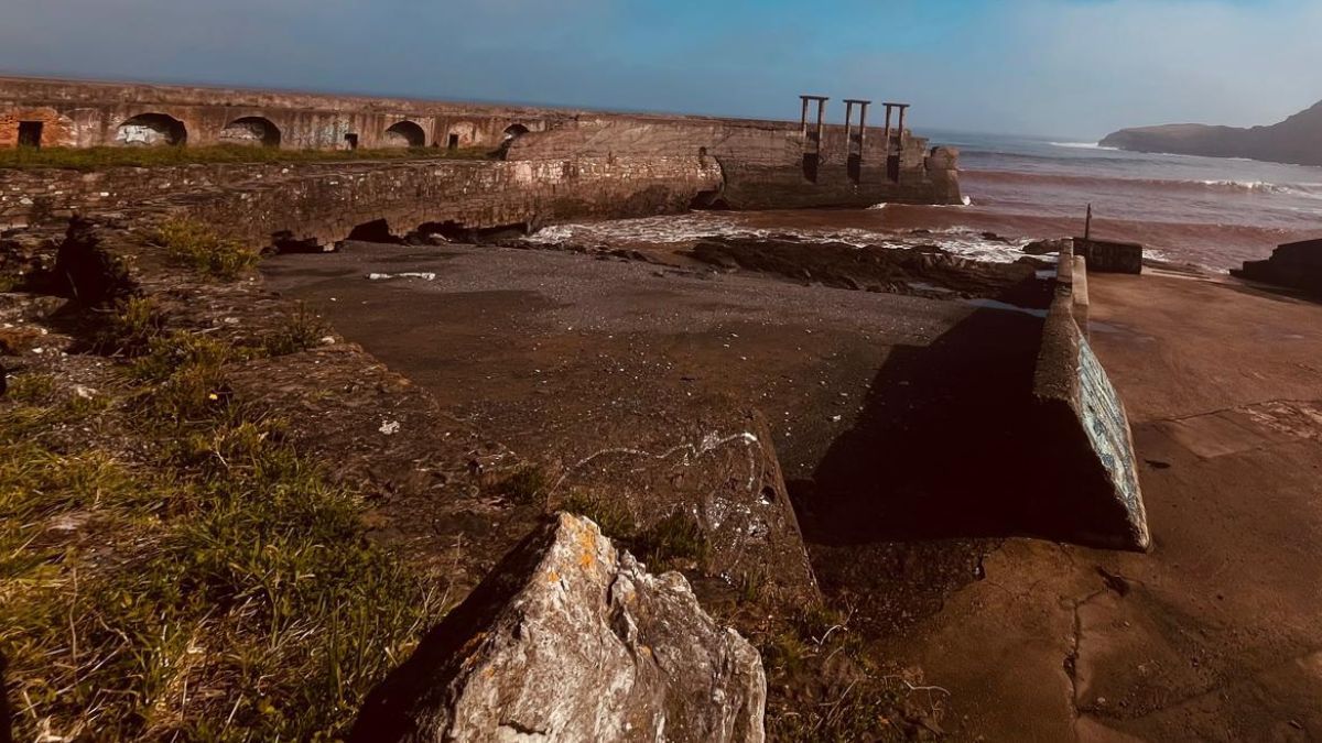 El 'Mar Rojo' existe y está en Asturias: la playa que tiñe sus aguas de carmesí brillante. El 'Mar Rojo' existe y está en Asturias: la playa que tiñe sus aguas de carmesí brillante.