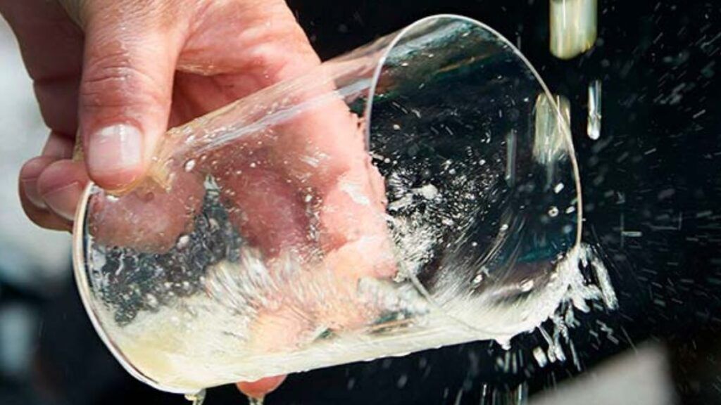 ¿Por qué el vaso de sidra es tan grande? El secreto técnico tras el ritual del escanciado y sus 12 centímetros de altura.