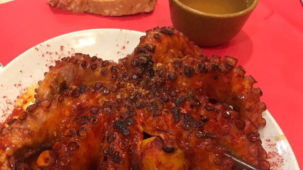 Los parrilleros asturianos coinciden: El pulpo nunca se pone directamente en la parrilla; el secreto para que la piel no se rompa es un baño previo de 10 segundos en aceite a 80 grados
