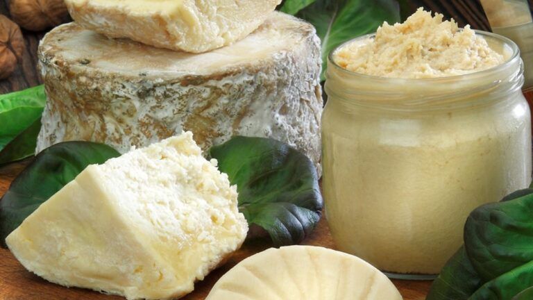 Queso asturiano artesanal elaborado en una parroquia de montaña, uno de los más exclusivos de España y protagonista de una tradicional venta anual.