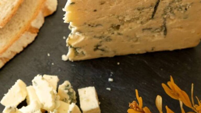 Queso La Peral elaborado en Illas (Asturias), un queso azul asturiano de leche de vaca con textura cremosa, veteado de Penicillium y maduración artesanal.