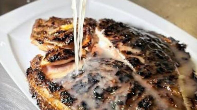 Rodaballo a la brasa cocinado entero con la técnica tradicional del Cantábrico, utilizando agua de mar y tres vueltas durante la cocción para conservar su colágeno y jugosidad.