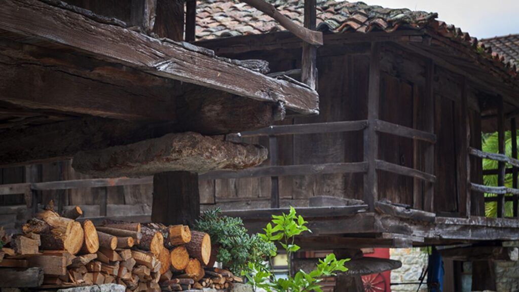 Ni Cudillero ni Tazones: esta es la aldea escondida en el interior de Asturias con más hórreos por habitante de España