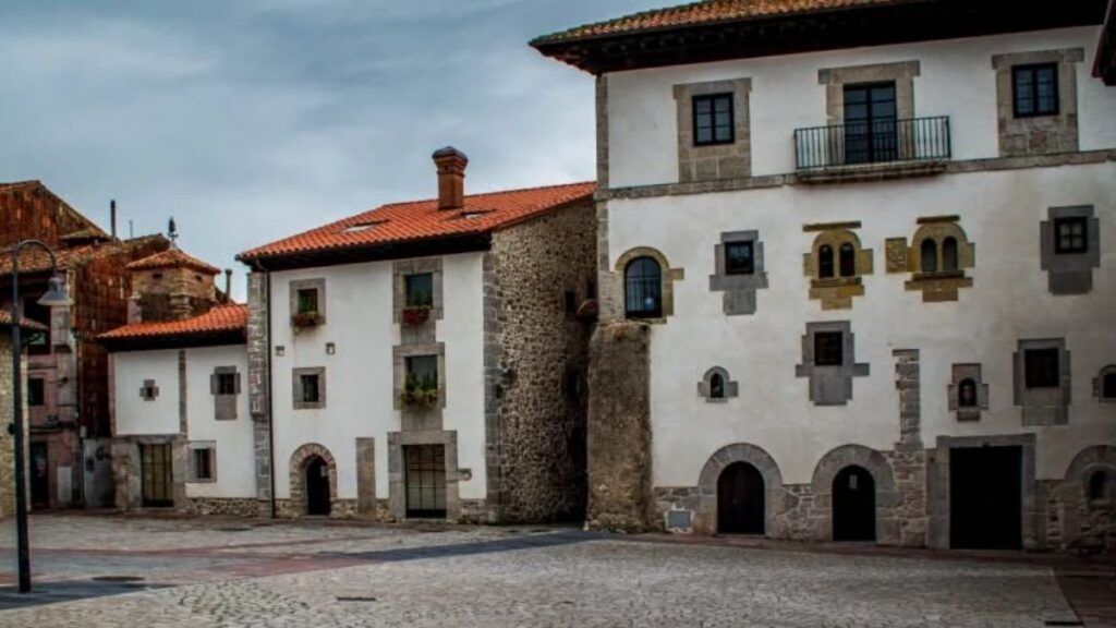 Calle Mayor de Llanes, la arteria medieval por la que entró a la villa un futuro emperador