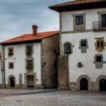 Calle Mayor de Llanes, la arteria medieval por la que entró a la villa un futuro emperador