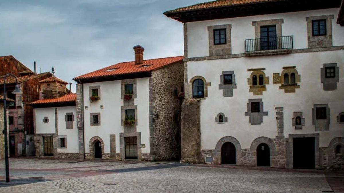 Calle Mayor de Llanes, la arteria medieval por la que entró a la villa un futuro emperador