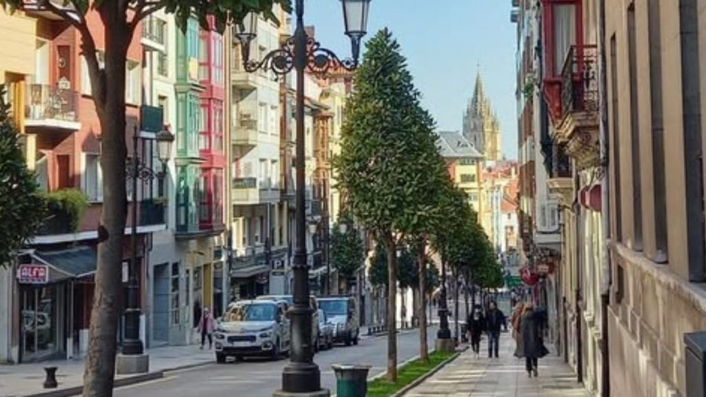 El Rosal, la calle de Oviedo que pasó de la fragancia de las flores al estruendo de las barricadas
