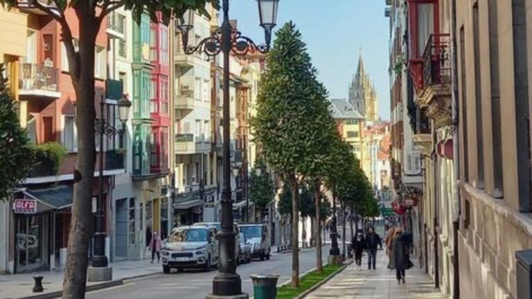 El Rosal, la calle de Oviedo que pasó de la fragancia de las flores al estruendo de las barricadas