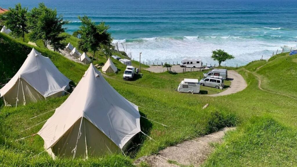 Los mejores campings de Asturias cerca de la playa: refugios entre acantilados y pumaradas