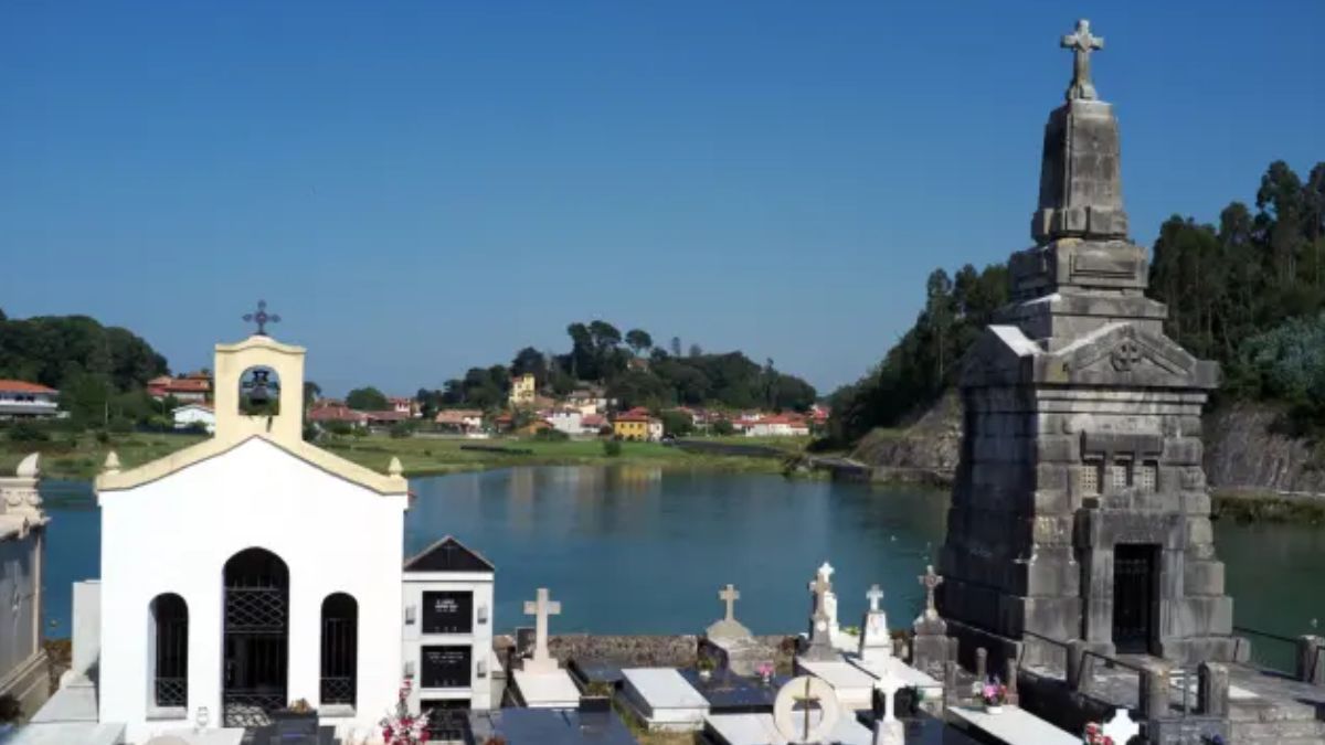 El cementerio asturiano que solo existe cuando sube la marea: el misterio del Barquero de las Almas en Llanes