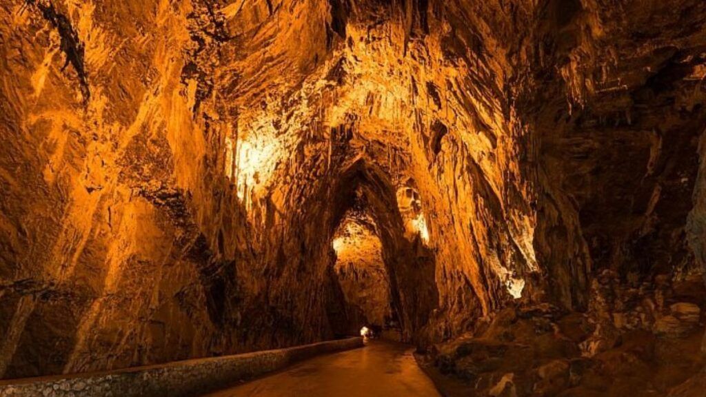 Ni Picos de Europa ni Lagos de Covadonga: este es el único pueblo de Asturias al que solo se puede entrar cruzando una cueva gigante