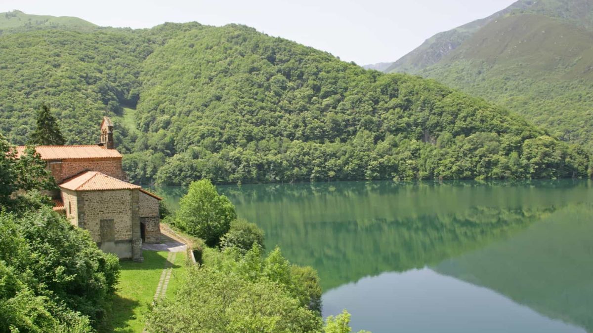 Ni pueblos de postal ni lagos idílicos: este es el valle asturiano donde emerge un pueblo fantasma cuando baja el agua
