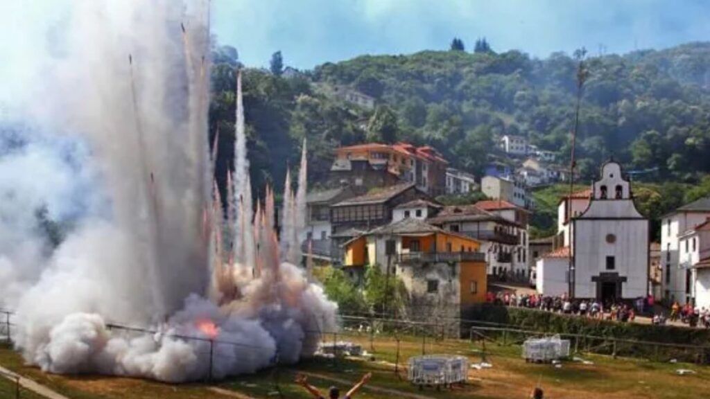 El año que la lluvia detuvo la pólvora: así fue el aplazamiento histórico de la fiesta más atronadora de Asturias