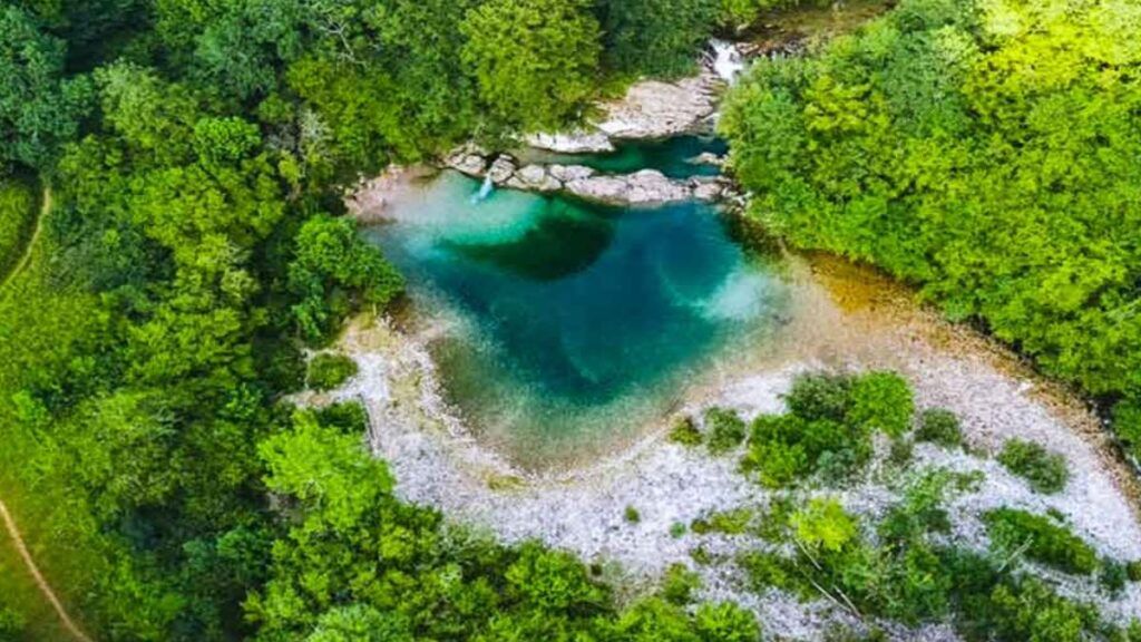 Ni costa ni sal: La piscina de aguas turquesas escondida en un bosque de Asturias que parece el Caribe