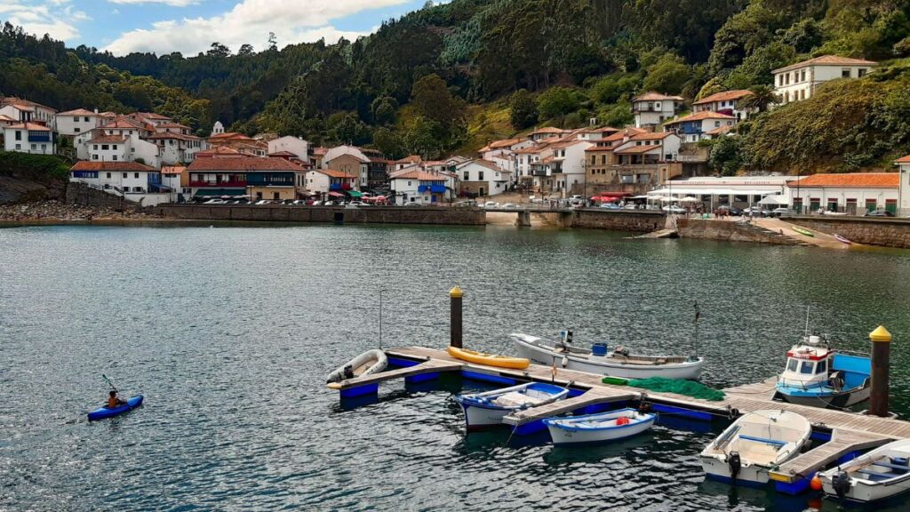 Pueblos bonitos cerca de Tazones: joyas marineras y rurales que no te puedes perder