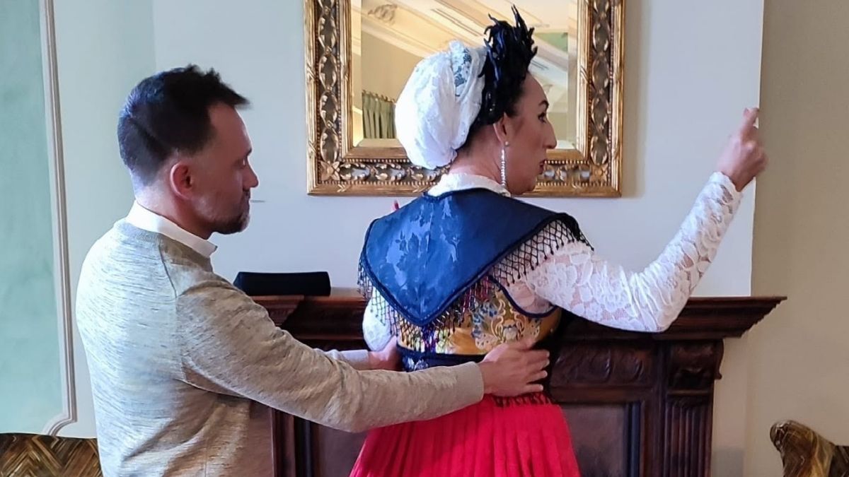 Rossy de Palma durante su pregón en las fiestas de El Bollo de Avilés, luciendo un traje regional asturiano diseñado por Constantino Menéndez.