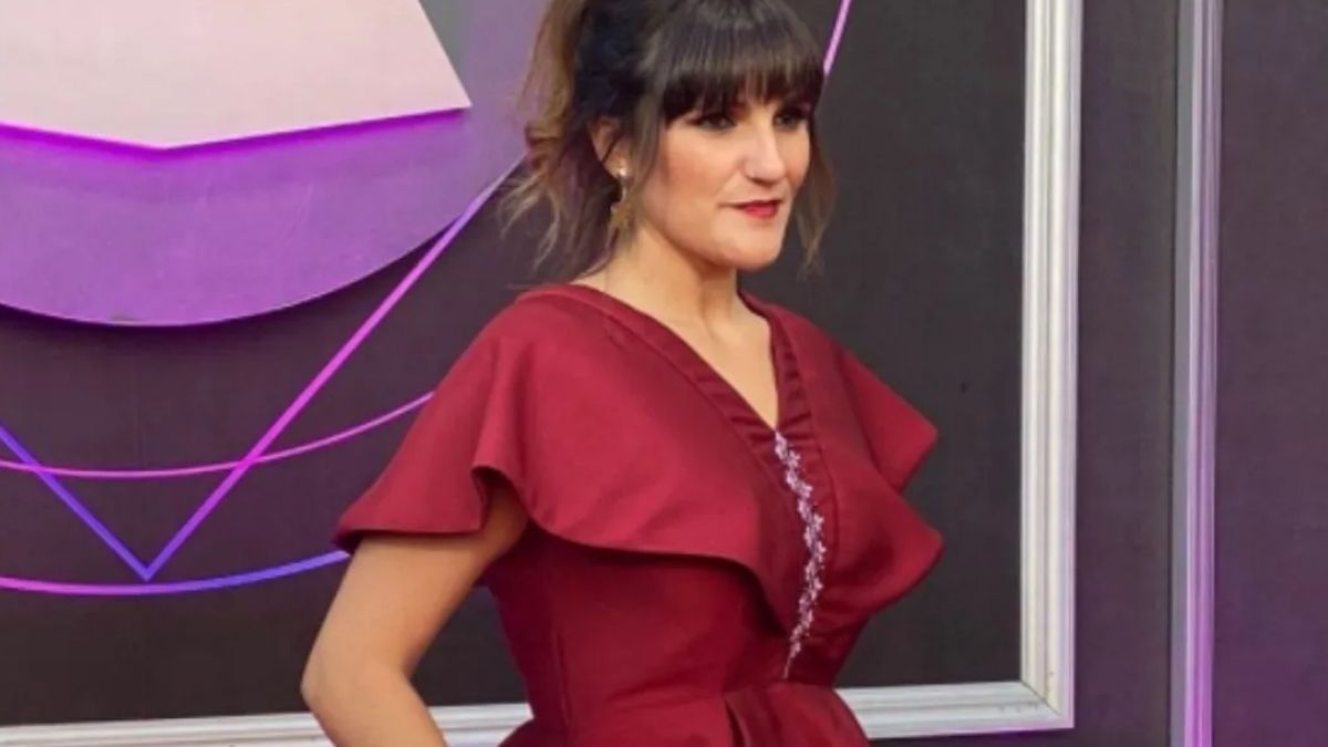La cantante Rozalén en la alfombra roja de los Latin Grammy 2021 vestida con un diseño de Constantino Menéndez que integra un dengue asturiano tradicional.