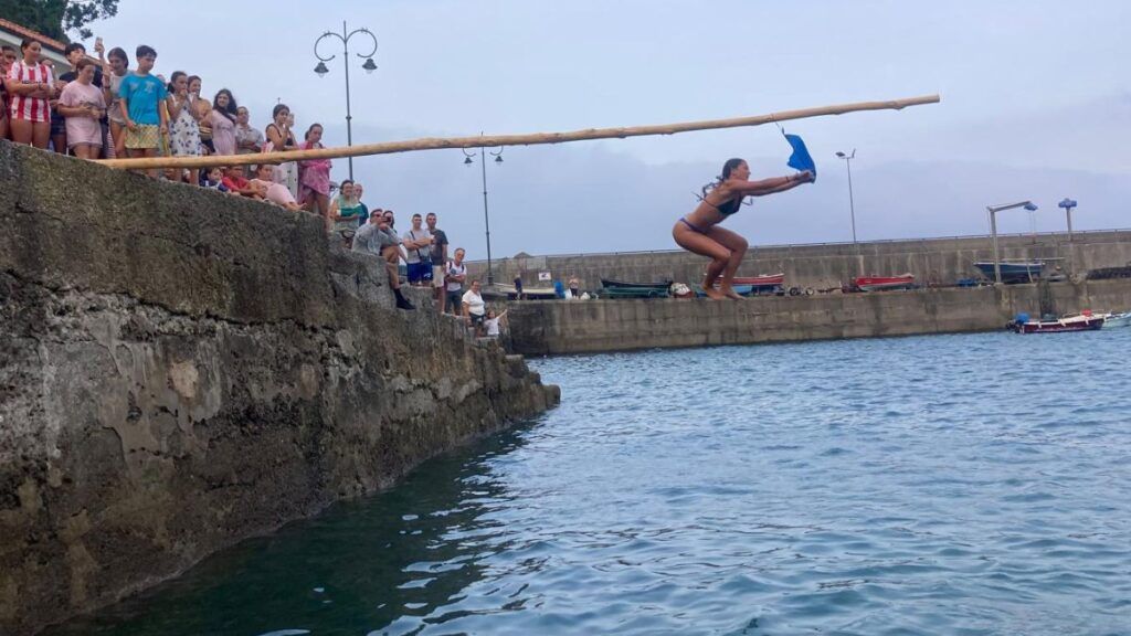 El pueblo asturiano donde caminar sobre un palo engrasado sobre el mar es sagrado