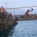 El pueblo asturiano donde caminar sobre un palo engrasado sobre el mar es sagrado