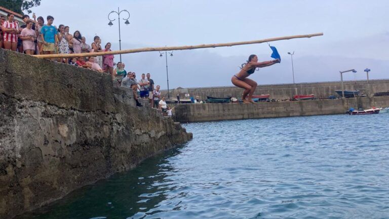 El pueblo asturiano donde caminar sobre un palo engrasado sobre el mar es sagrado