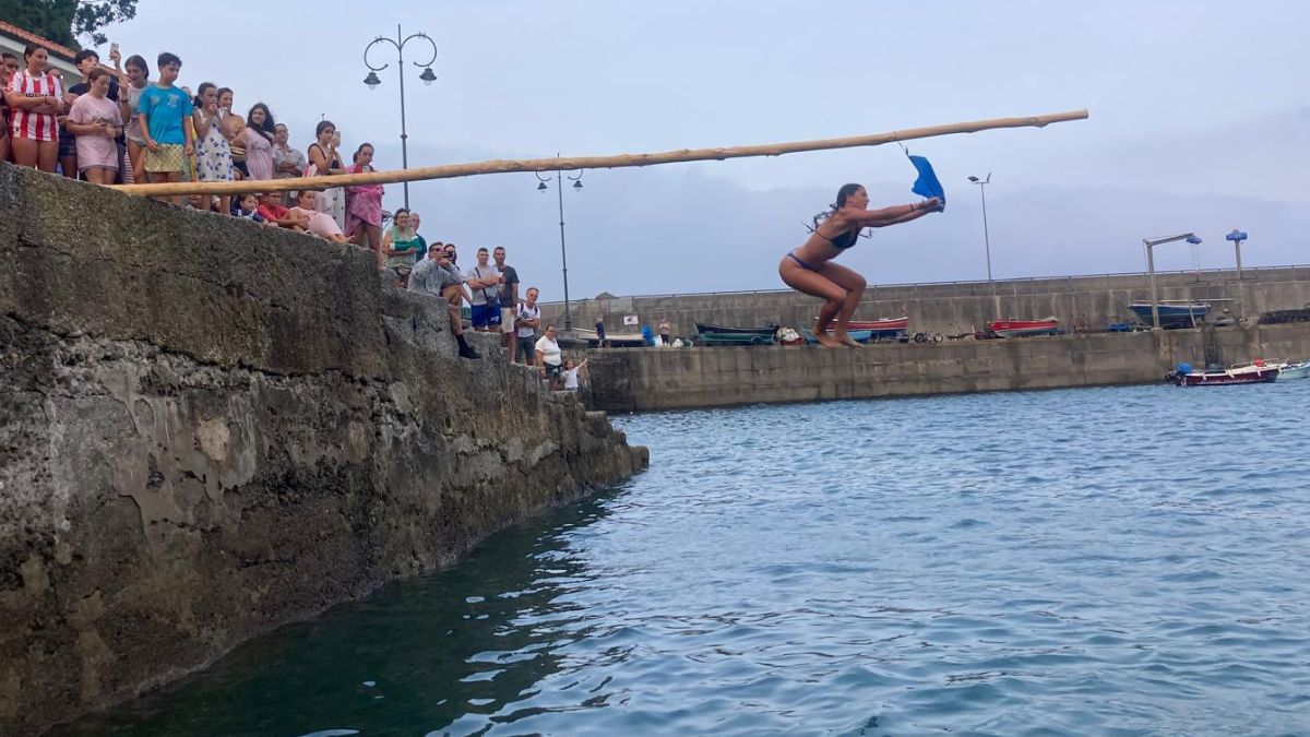 El pueblo asturiano donde caminar sobre un palo engrasado sobre el mar es sagrado