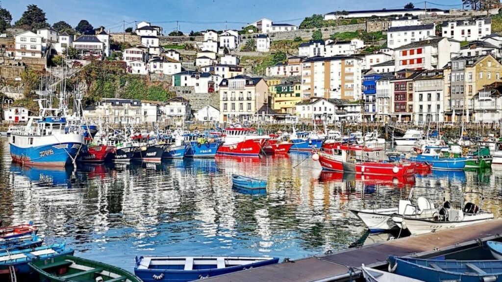 Los pueblos cerca de Luarca que se esconden entre acantilados y brañas