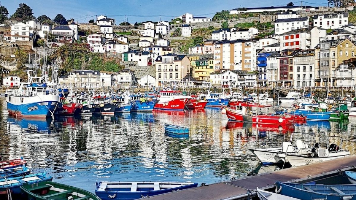 Los pueblos cerca de Luarca que se esconden entre acantilados y brañas