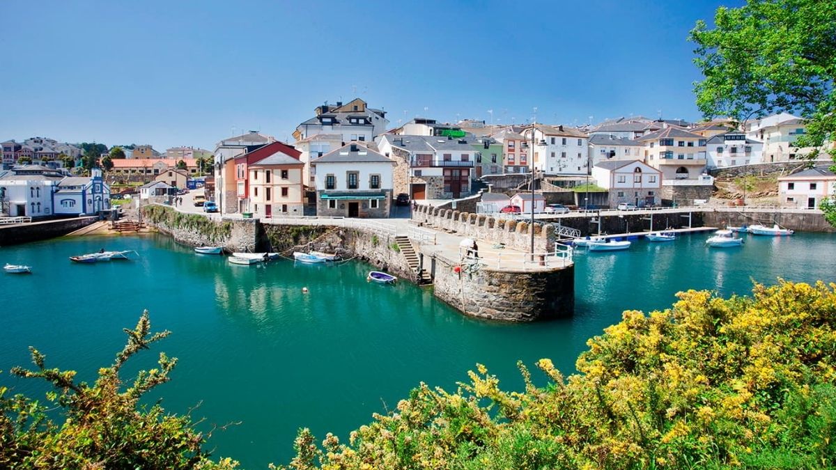 Los pueblos cerca de Luarca que se esconden entre acantilados y brañas