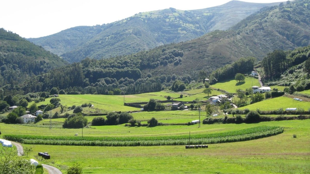 Los pueblos cerca de Luarca que se esconden entre acantilados y brañas